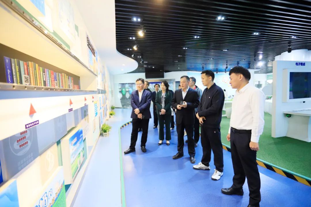 花花牛| 省農(nóng)投集團(tuán)董事長(zhǎng)李曉寰一行蒞臨花花牛調(diào)研指導(dǎo)工作 花花牛| 省農(nóng)投集團(tuán)董事長(zhǎng)李曉寰一行蒞臨花花牛調(diào)研指導(dǎo)工作