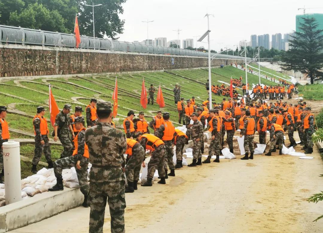 大雨無情人有情！花花牛乳業慰問常莊水庫抗洪搶險官兵